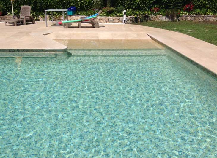 une réalisation mosaique bleu lagon carrelage piscine nice